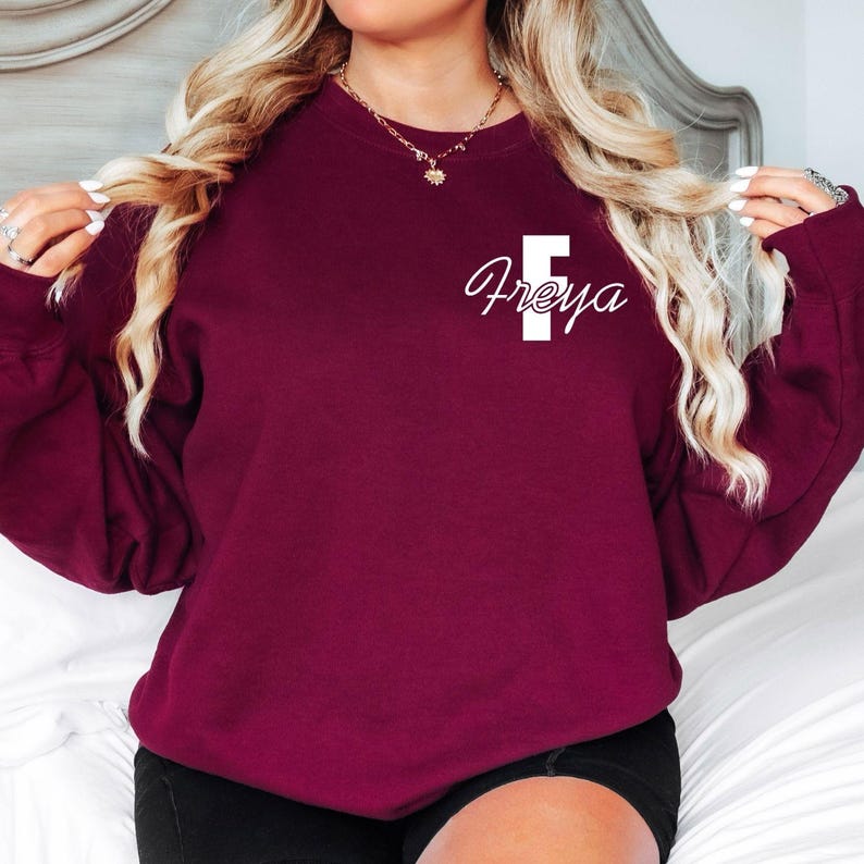 Custom name sweatshirt created for women, teens, mums, daughters, sisters, girlfriends, wives, best friends, students, and personalised clothing enthusiasts. A unique initial letter jumper designed for anyone who loves customised fashion and meaningful gifts.