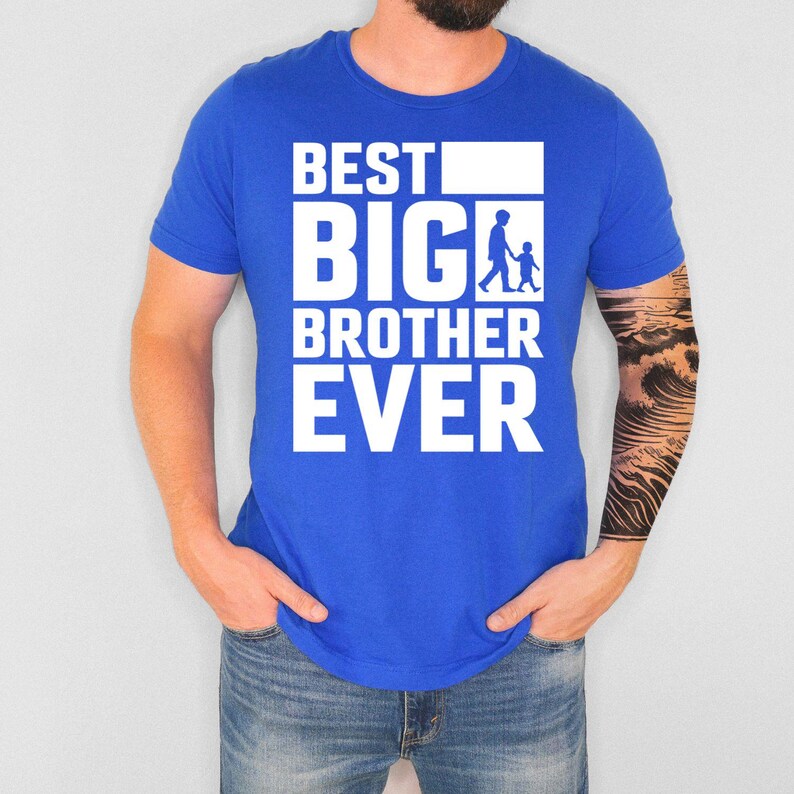 Stylish big brother t shirt featuring bold typography and a modern graphic layout. The high contrast design creates an eye-catching appearance while remaining versatile enough to pair with jeans, shorts and casual outfits. Ideal for everyday wear and family-focused occasions.
